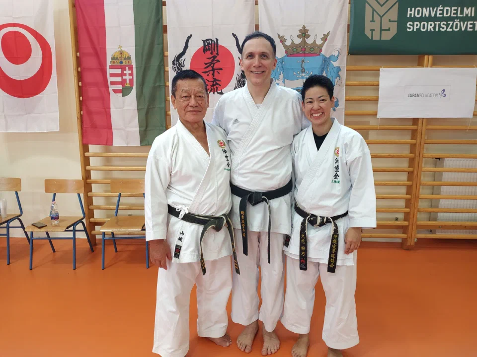 Andrej Ovchinnikov mit Hanshi Hirokuni Yamashiro und Sensei Kushi Yoshino