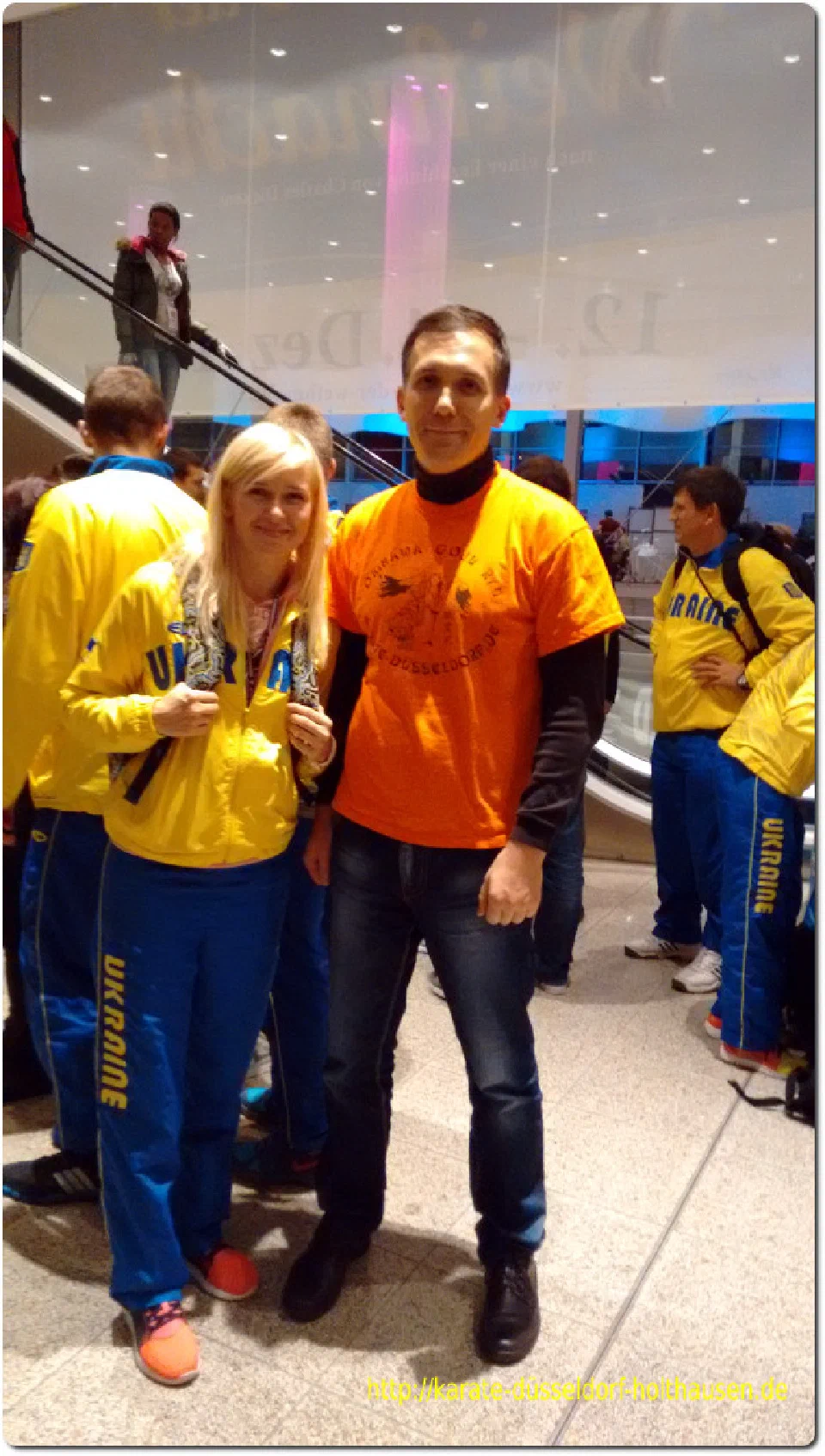 Erinnerungsfoto mit Anita Seregina bei der Karate-Weltmeisterschaft 2014 in Bremen
