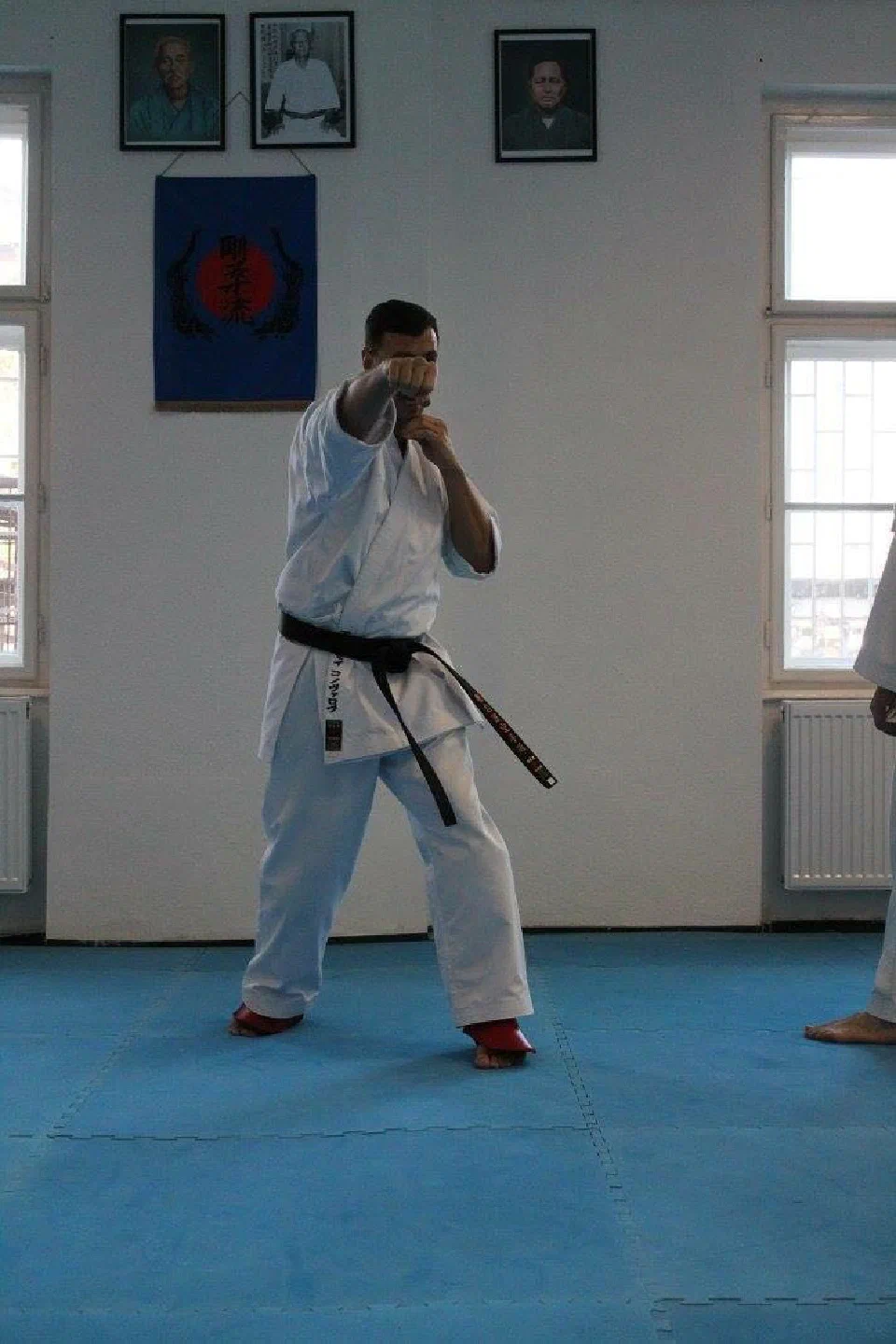 Sensei Aleksej Konovalov demonstriert eine Freikampftechnik