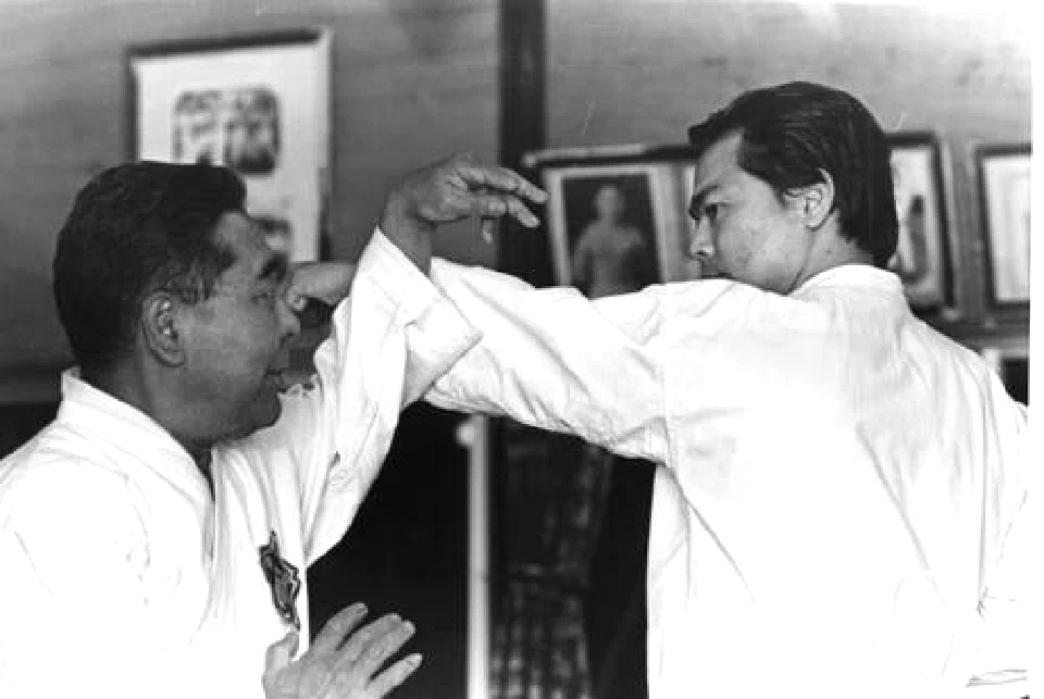 Historische Aufnahme einer Partnerübung im Goju-Ryu Karate