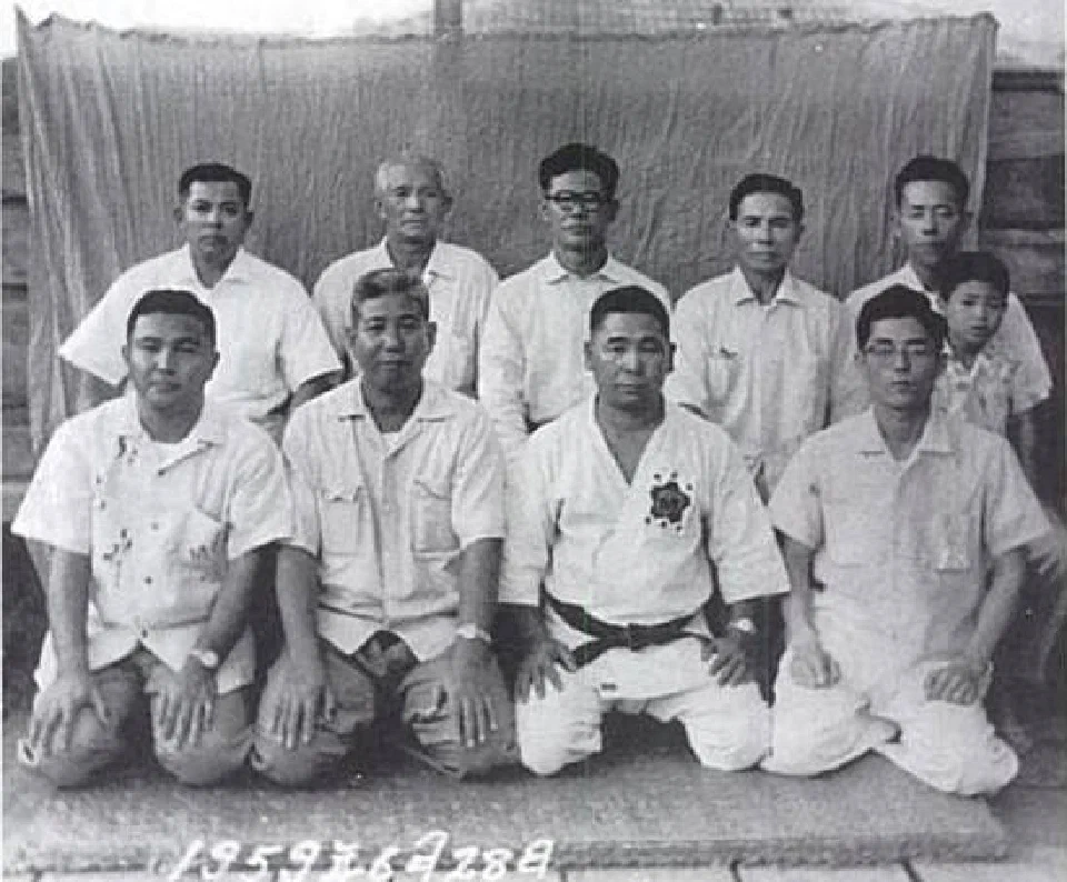 Historisches Gruppenfoto mit Seikichi Toguchi und seinem Lehrer Seiko Higa