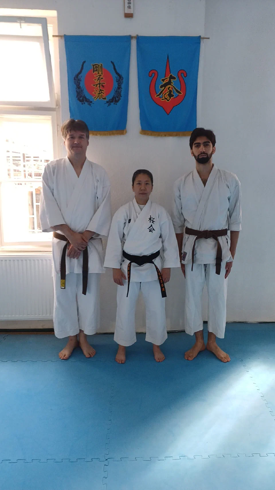 Zwei Dan-Anwärter von Sakura-Kai Düsseldorf mit Shihan Nana Shimizu in Budapest