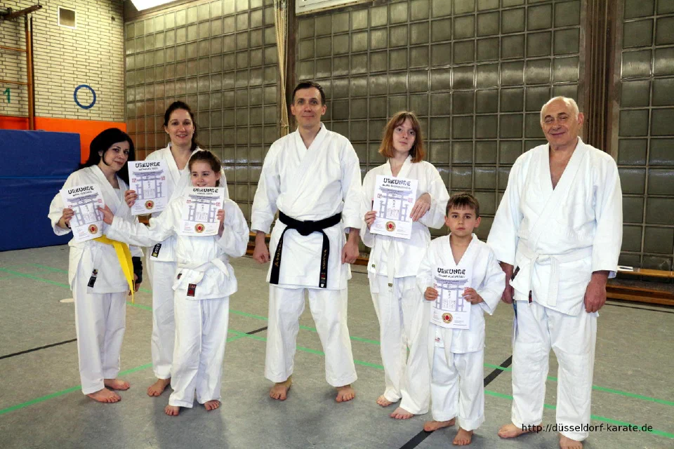 Gruppenfoto nach der Gürtelprüfung am 18. Dezember 2015 im Sakura-Kai Dojo Düsseldorf-Holthausen