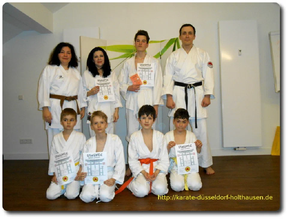 Gruppenfoto mit Urkunden nach der Gürtelprüfung am 27. März 2015 in Düsseldorf-Benrath