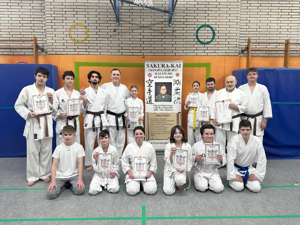 Teilnehmer nach den Karate-Gürtelprüfungen im Dezember 2023
