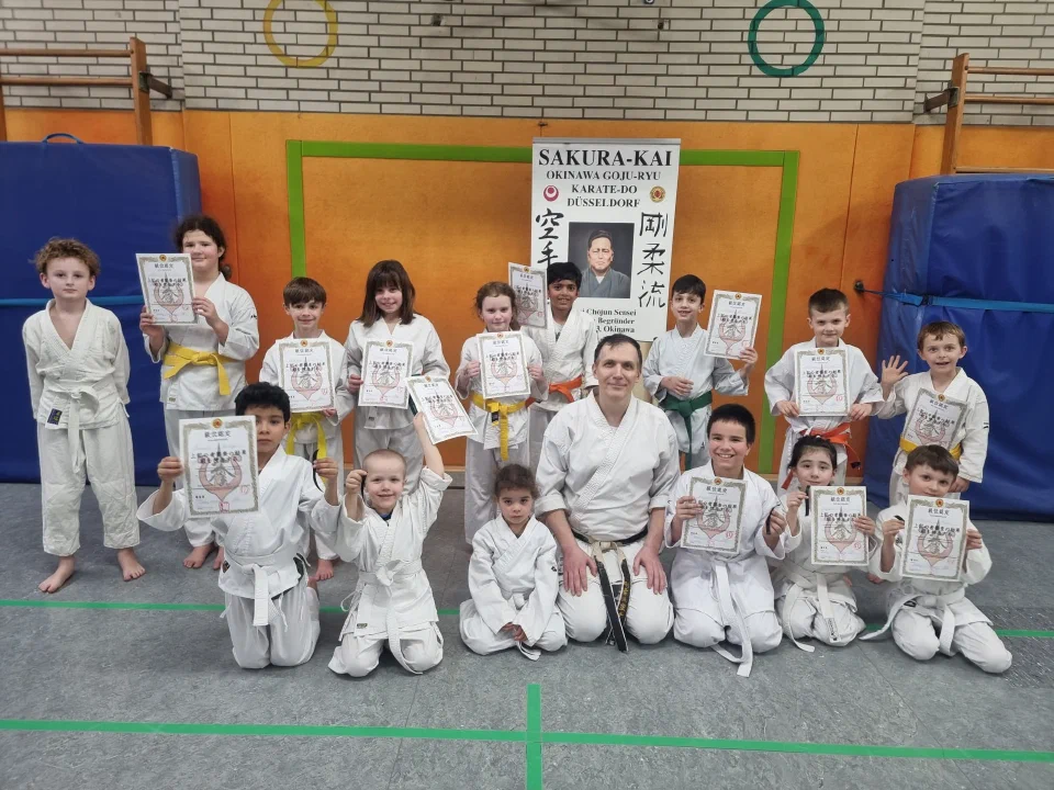 Kinder des Sakura-Kai Düsseldorf mit Urkunden nach der Gürtelprüfung im Februar 2024