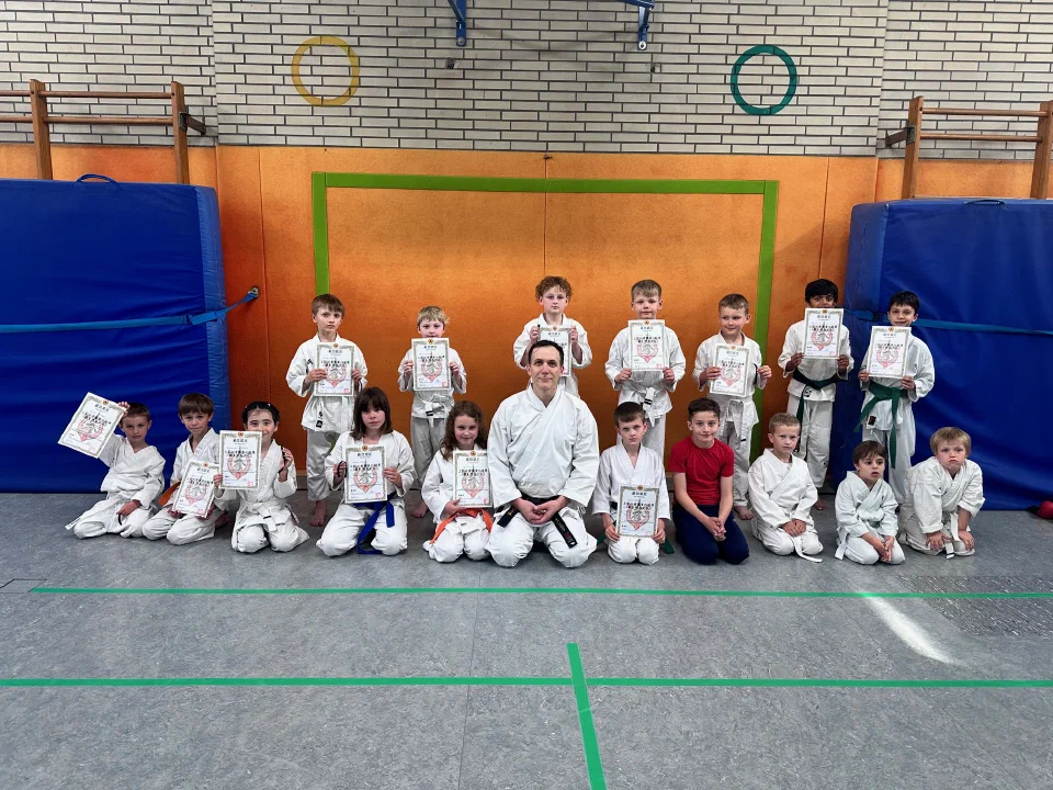 Kinder nach den Karate-Gürtelprüfungen im Juni 2024