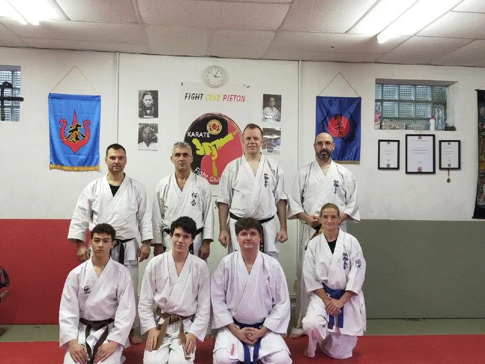 Teilnehmer des Sakura-Kai Karate-Lehrgangs in Piéton, Belgien, im November 2022