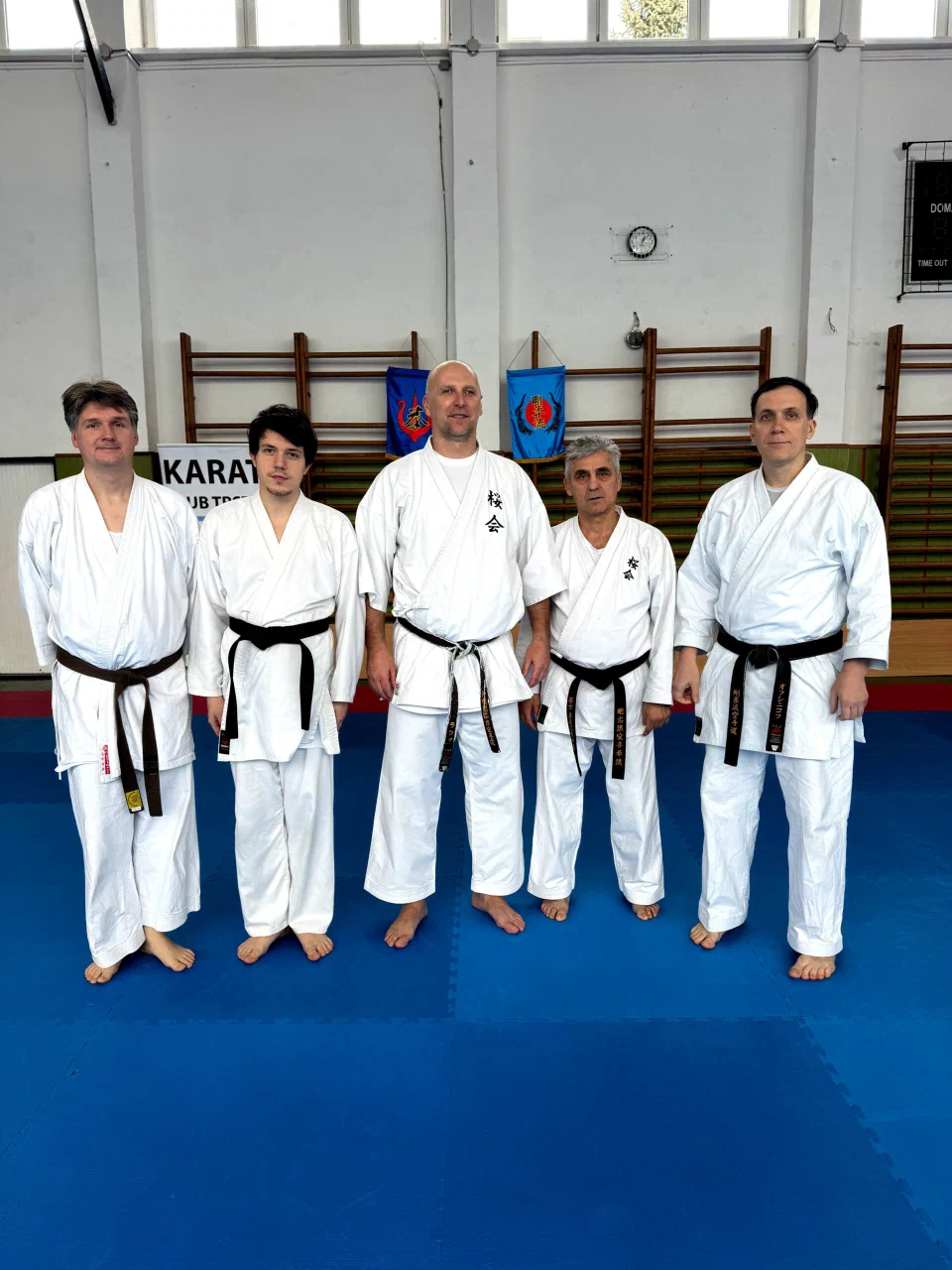 Karateka und Instruktoren beim Lehrgang in Trstená