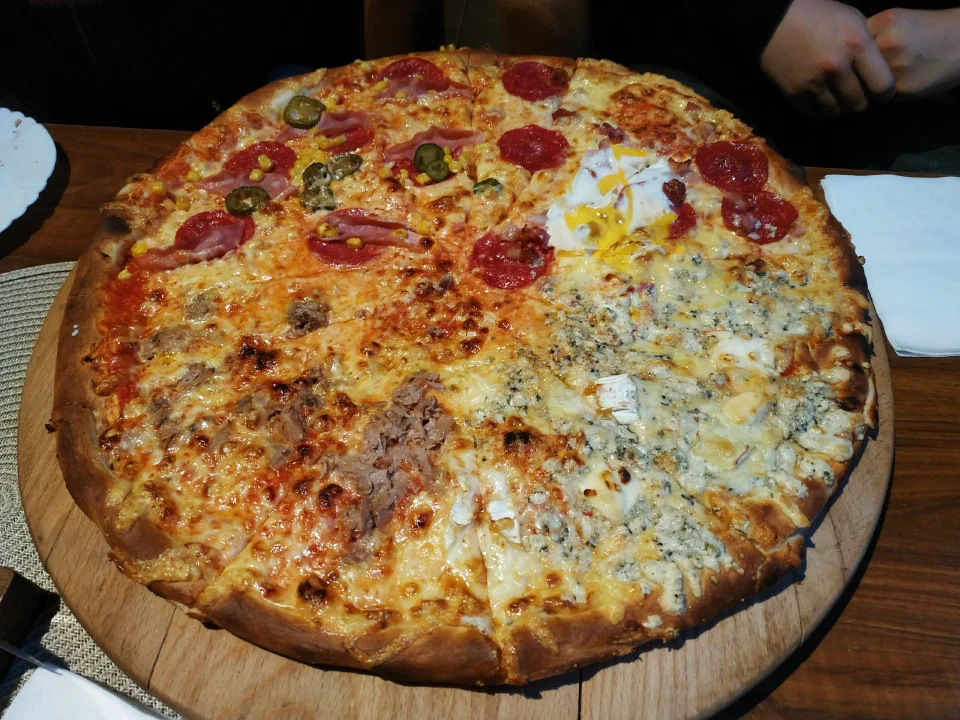 Große Pizza bei der Sayonara-Party in Trstená