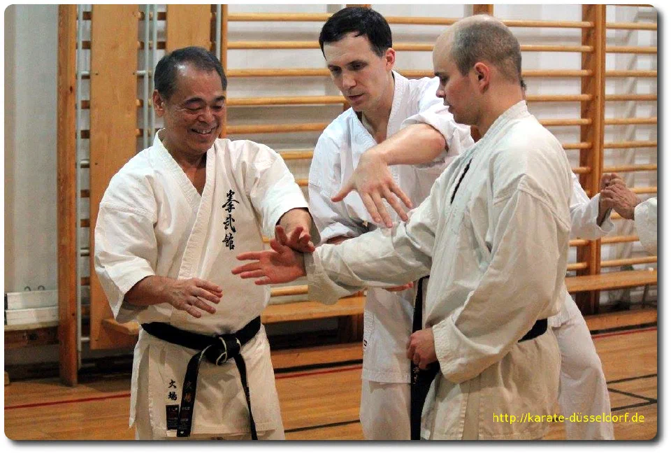 Erläuterung einer Handtechnik beim Karate-Lehrgang