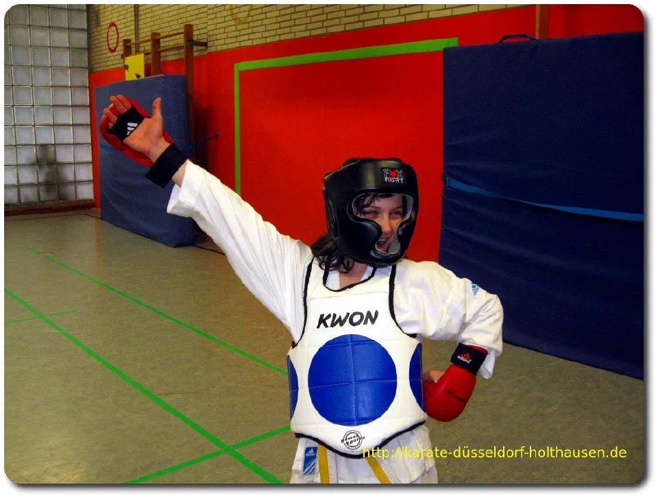 Annabel Granowski nach dem letzten Prüfungsteil – Kumite (Freikampf)