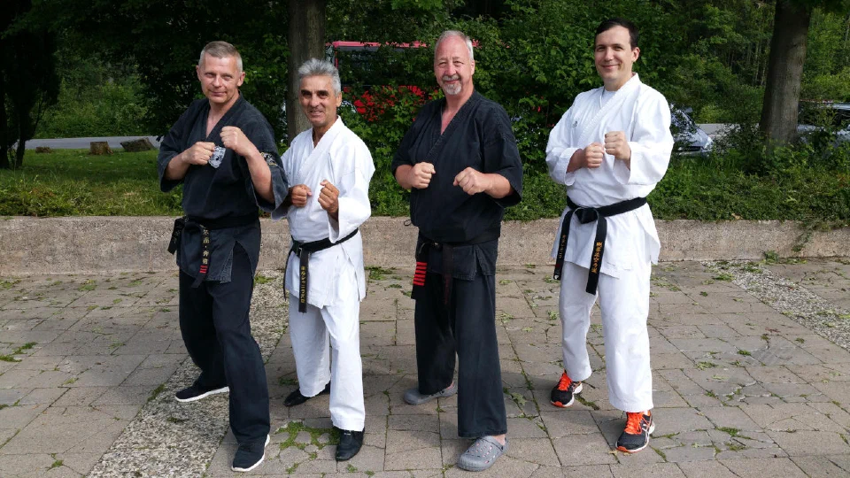 Vier Karate-Lehrer in Kampfstellung beim Sommercamp 2019
