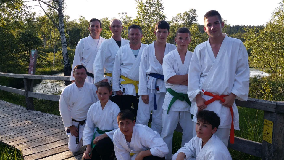 Teilnehmer des Karate-Sommercamps an einem Moorsteg bei Silberborn