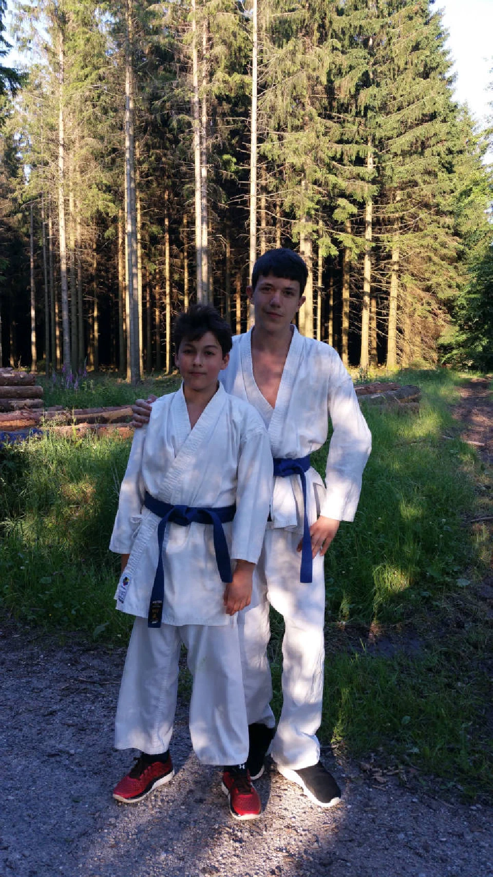 Zwei junge Karateka im Wald bei Silberborn