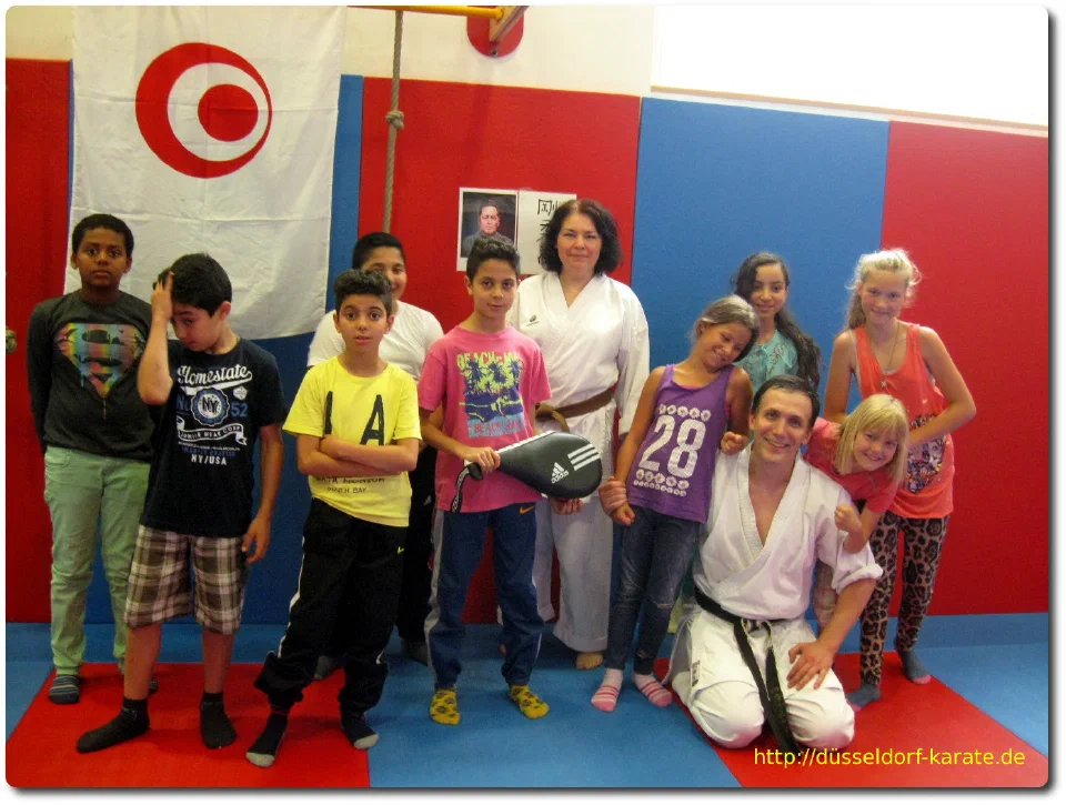 Die ältere Kindergruppe mit den Trainern beim Arche-Karate-Training 2015
