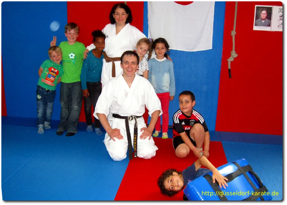 Die jüngere Kindergruppe mit den Trainern beim Arche-Karate-Training 2015