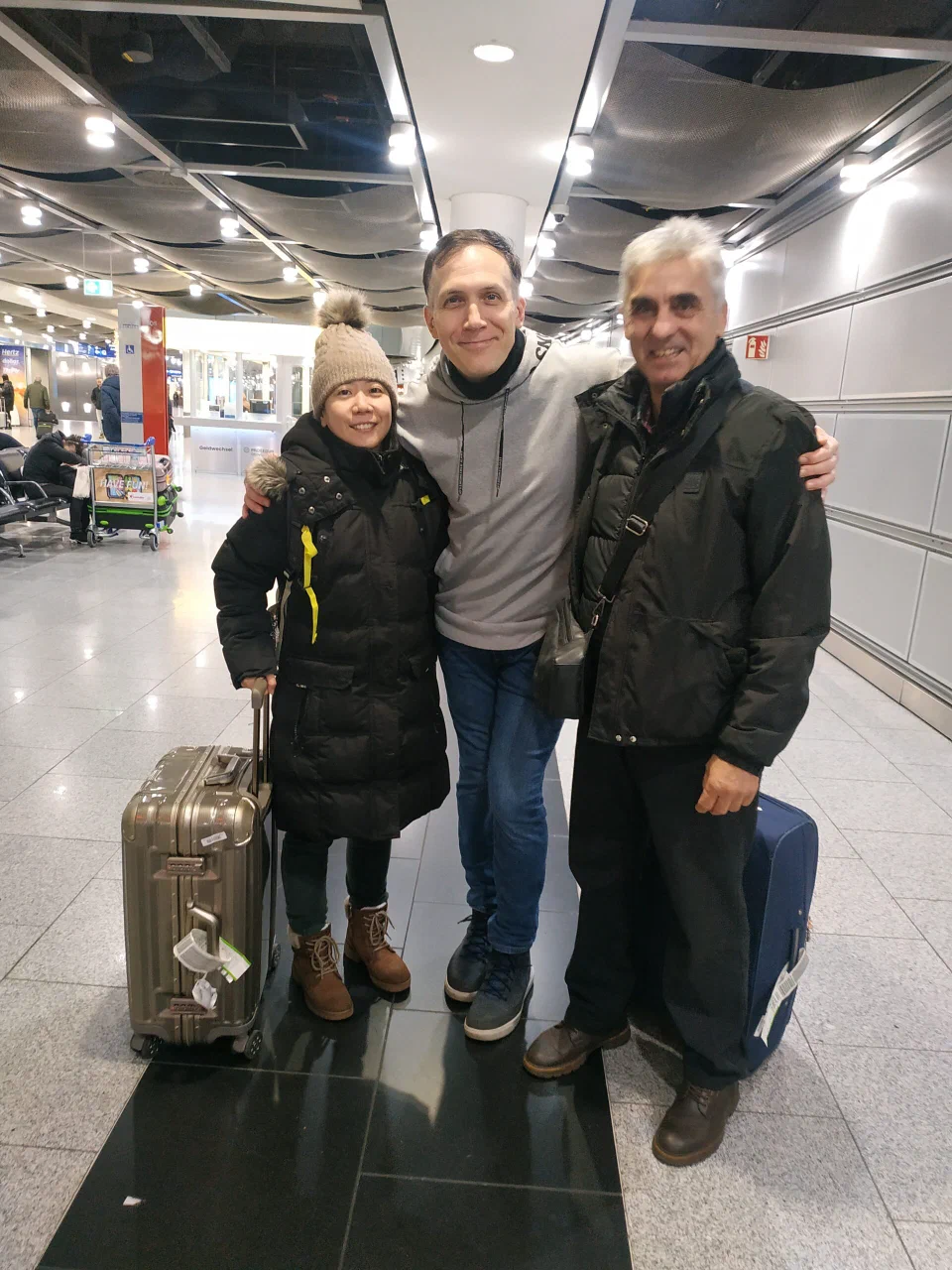 Shihan Nana Shimizu und Shihan László Harsányi bei ihrer Ankunft am Flughafen Düsseldorf