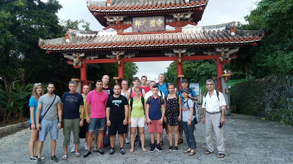 Sakura-Kai Karate Team vor dem Tor zum Schloss Shuri auf Okinawa