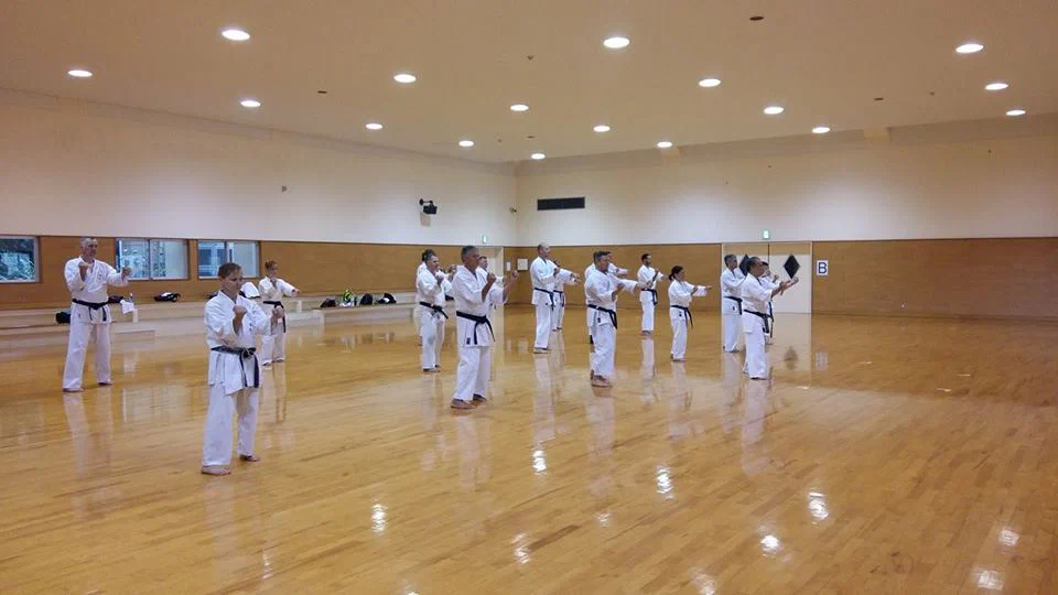 Kata-Training des Sakura-Kai Teams mit Hanshi Yoshio Kuba auf Okinawa