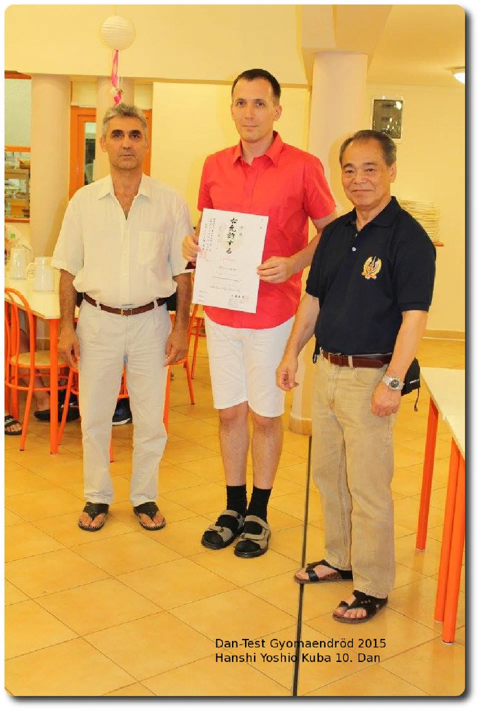Andrej Ovchinnikov mit seiner Dan-Urkunde zwischen László Harsányi und Yoshio Kuba