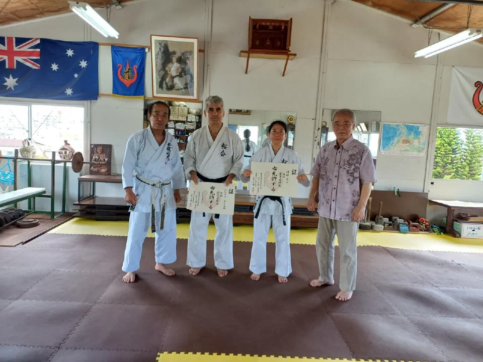 Shihan László Harsányi und Shihan Nana Shimizu mit ihren Dan-Urkunden auf Okinawa