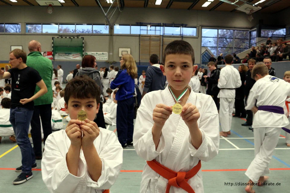 Zwei Teilnehmer zeigen ihre Medaillen beim Tomonari Cup 2015