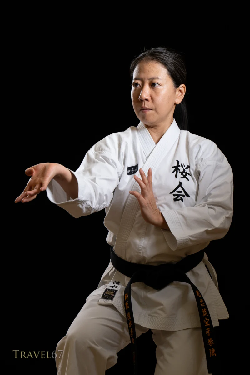 Shihan Nana Shimizu 5. Dan in Karatehaltung