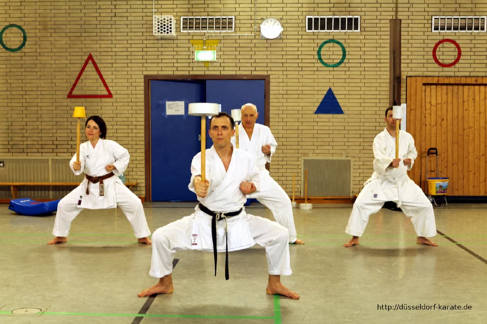 Erwachsene beim Training mit traditionellen Okinawa-Karategeräten im Dojo von Sakura-Kai Düsseldorf