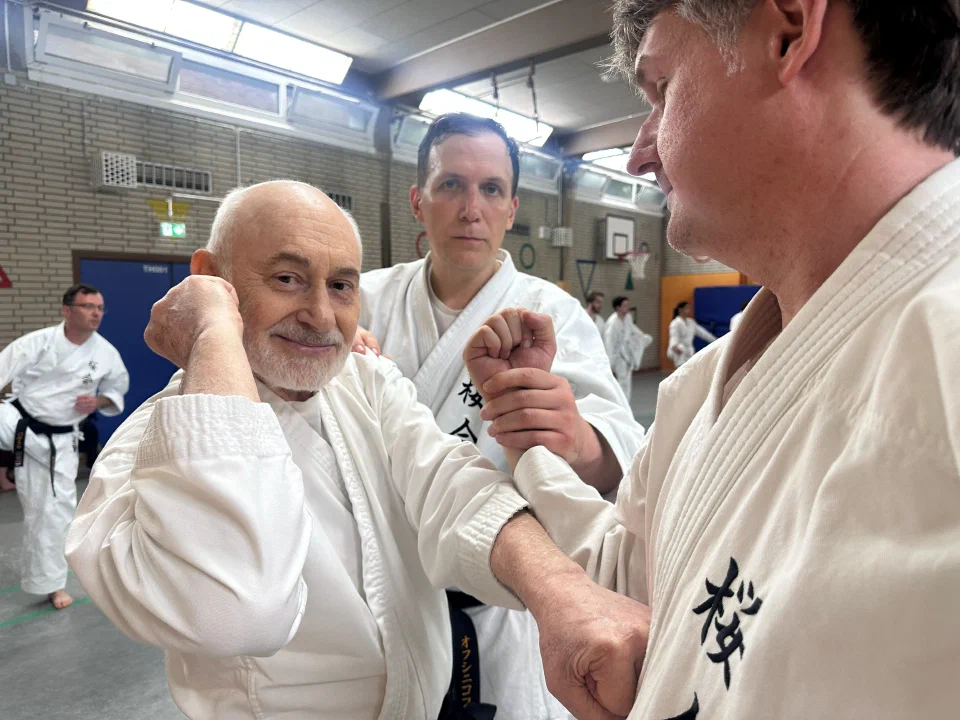 Partnerübung beim Training für Senioren bei Sakura-Kai Düsseldorf